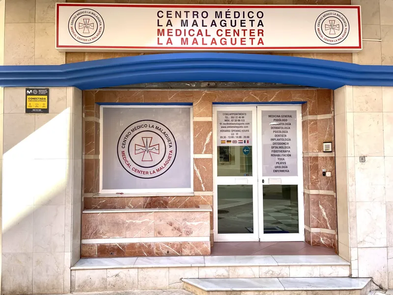 Eingang des Centro Médico La Malagueta in der Calle Faro 2